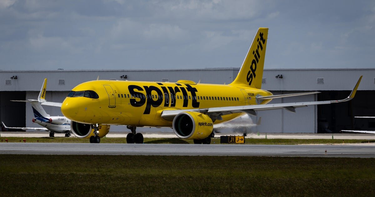Trump confirms he's weighing a taxpayer takeover of Spirit Airlines "for the right price" - CBS News