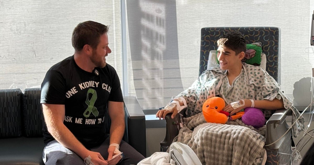 A 13-year-old's kidney was failing, then a stranger stepped in: "I don't think there was a dry eye in the room" - CBS News