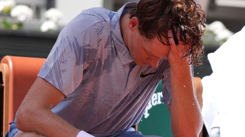 World No. 1 Jannik Sinner crashes out of heat-stricken Roland Garros in five-set upset - CNN