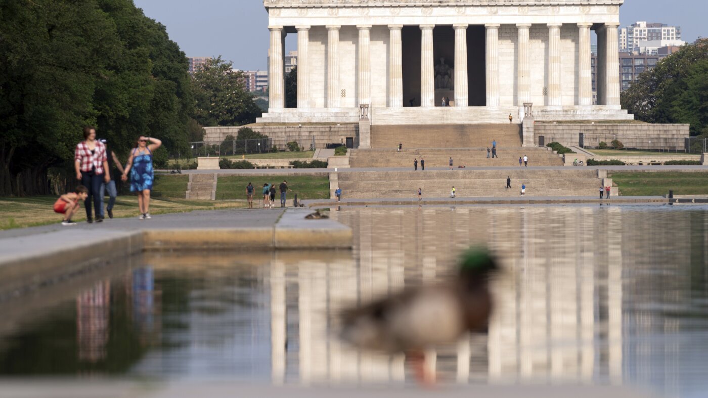 Nonprofit sues the federal government over plans to paint Lincoln Memorial Reflecting Pool blue - NPR