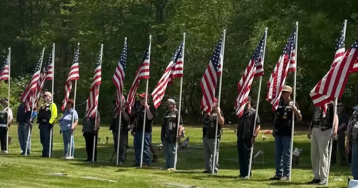 A World War II veteran had no one left to bury him. Then 1,500 strangers showed up. - CBS News