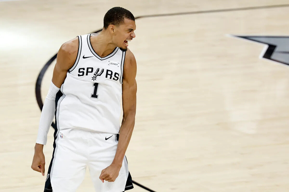 Spurs-Thunder: Victor Wembanyama beats first-half buzzer with half-court shot in dominant Spurs win - Yahoo Sports