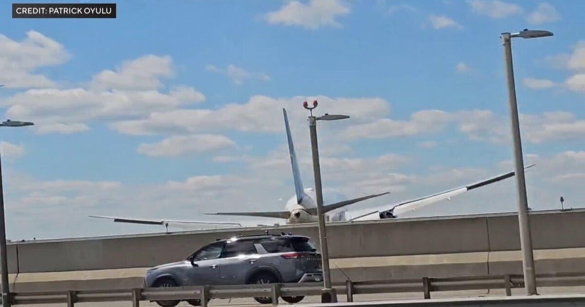 United flight landing at Newark Liberty Airport strikes light pole, truck on New Jersey Turnpike, officials say - CBS News