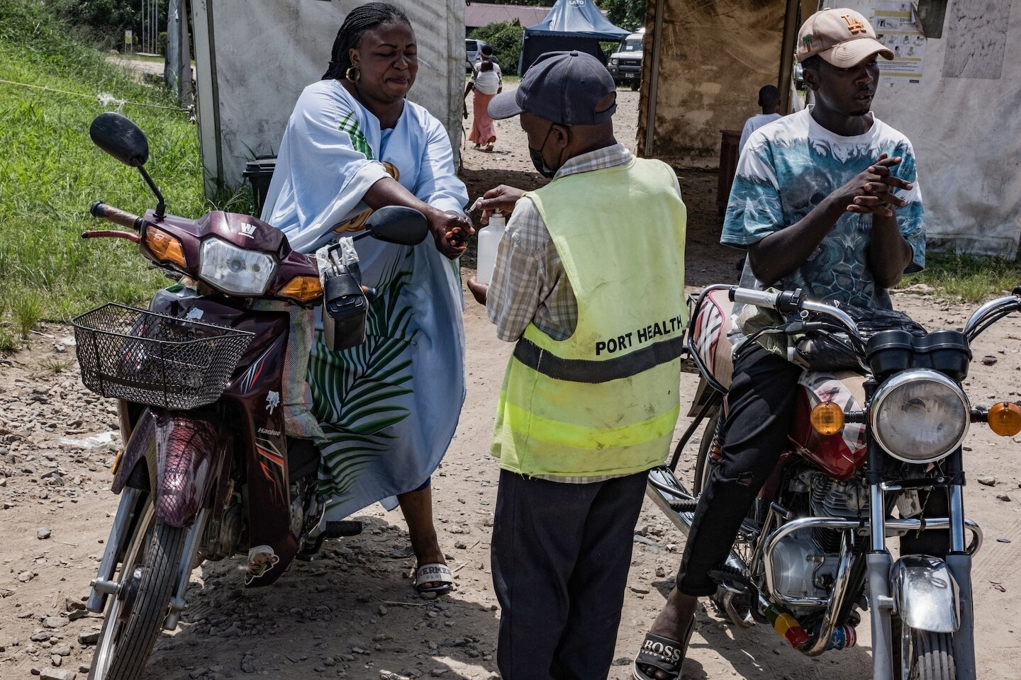 American tests positive for Ebola; U.S. to screen travelers at airports - The Washington Post