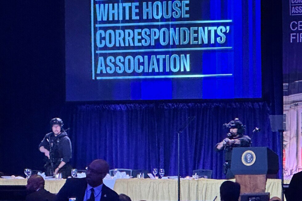 Man accused of trying to kill Trump at correspondents’ gala agrees to remain jailed for now - AP News
