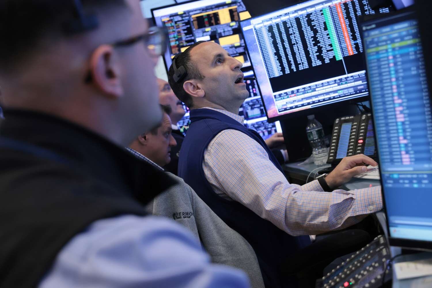 Stock Market Today: Major Indexes Set Fresh All-Time Highs as Dell Leads Tech Gains; S&P 500 on Pace for 9th Straight Weekly Rise; Oil Prices Pull Back - Investopedia