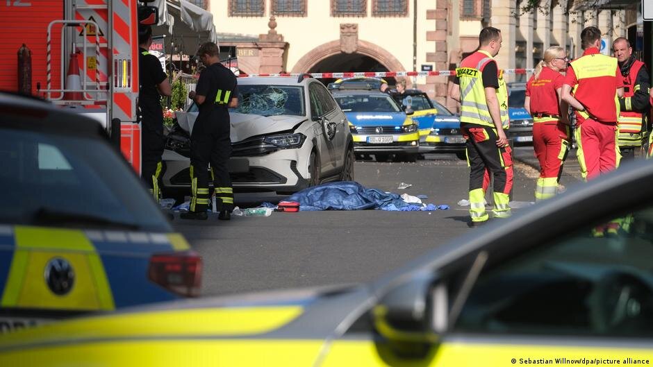 Leipzig: 2 killed after car drives into crowd - DW.com