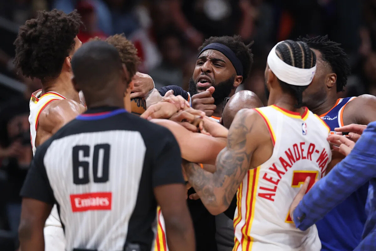 Mitchell Robinson and Dyson Daniels ejected as Knicks break record for largest NBA playoff halftime lead in Game 6 beatdown of Hawks - Yahoo Sports
