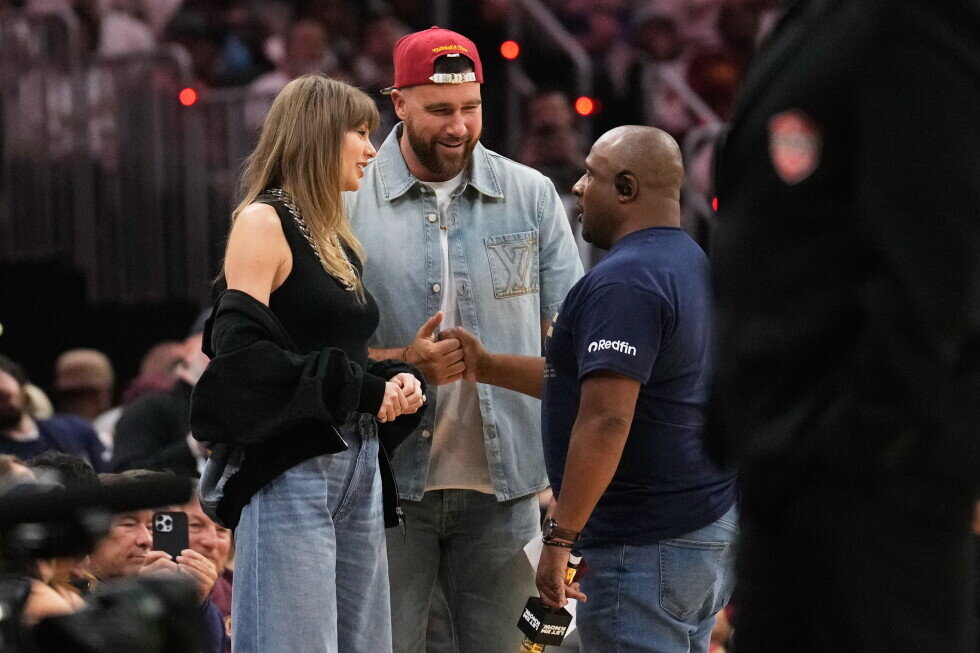 Life of A Basketball Fan: Taylor Swift attends Cavs-Knicks in Cleveland with fiance Travis Kelce - AP News