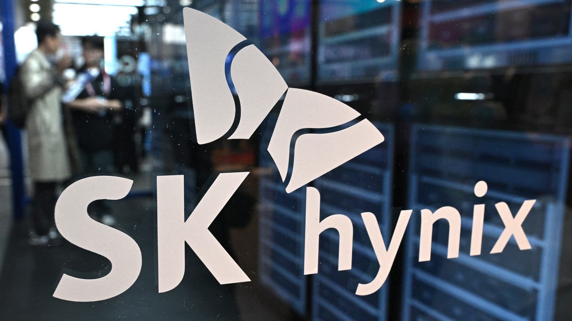 SK Hynix hits $1 trillion valuation as AI boom lifts South Korean chip stocks - CNBC
