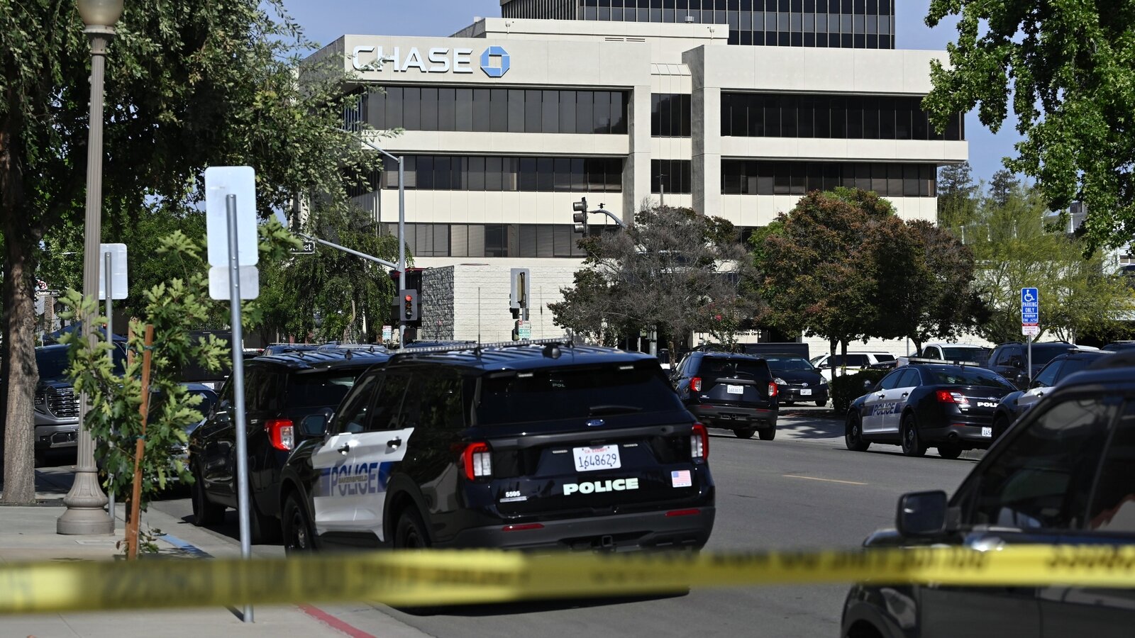 Police say man barricaded himself inside bank with others in California city of Bakersfield - ABC7 Los Angeles
