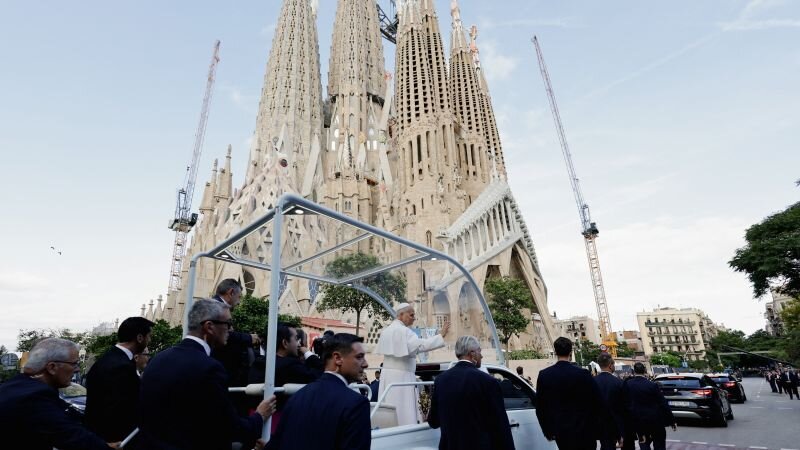 Sagrada Família: Pope blesses Barcelona’s Gaudi-designed towering architectural masterpiece - CNN