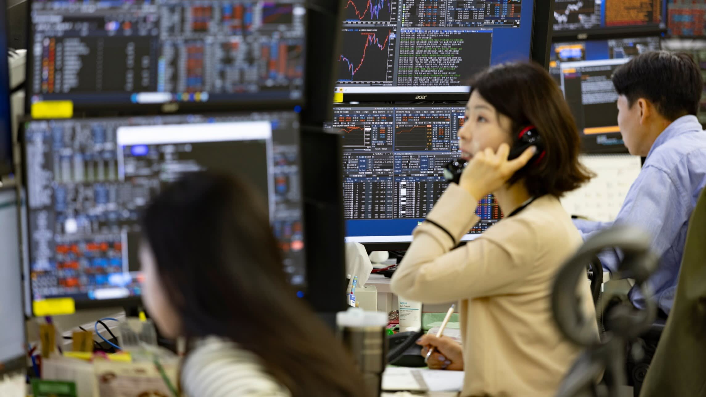 Tech sell-off widens as South Korea index plunges - Financial Times