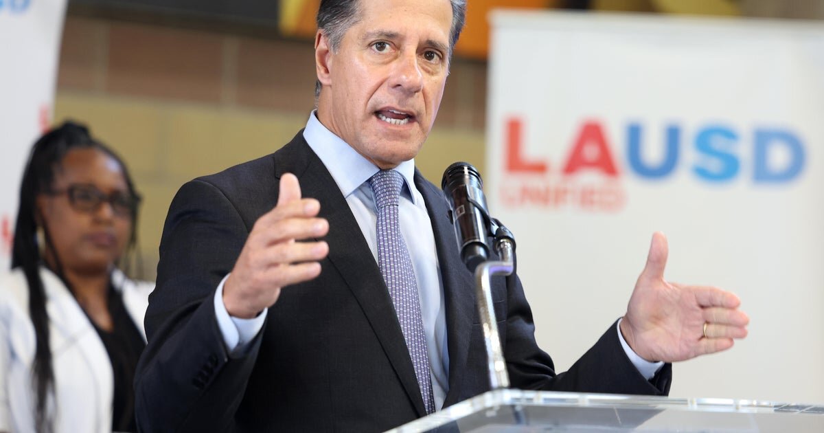 LAUSD Superintendent Alberto Carvalho resigns amid FBI investigation - CBS News