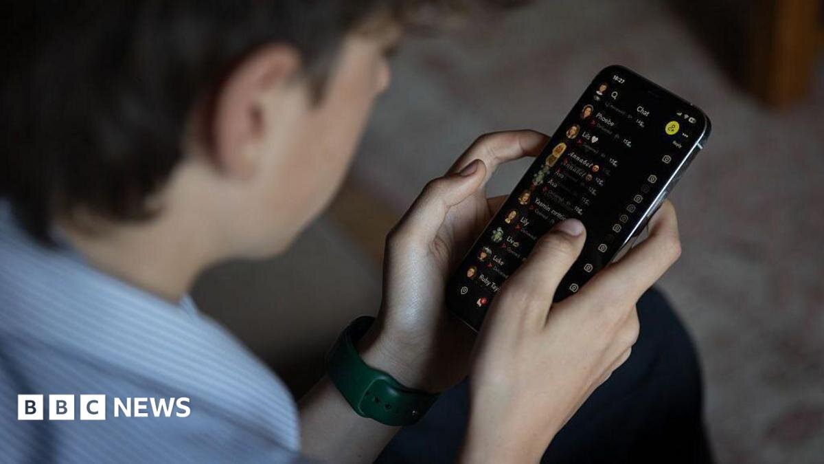 Under-16s to be banned from social media by next spring, Starmer says - BBC