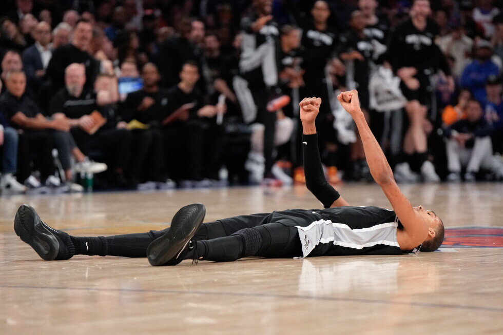Victor Wembanyama carries Spurs to 115-111 win that cuts Knicks’ NBA Finals lead to 2-1 - AP News