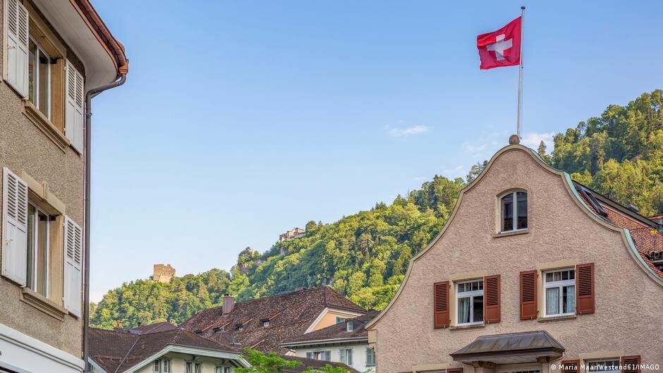 Swiss to vote on whether to cap population at 10 million - DW