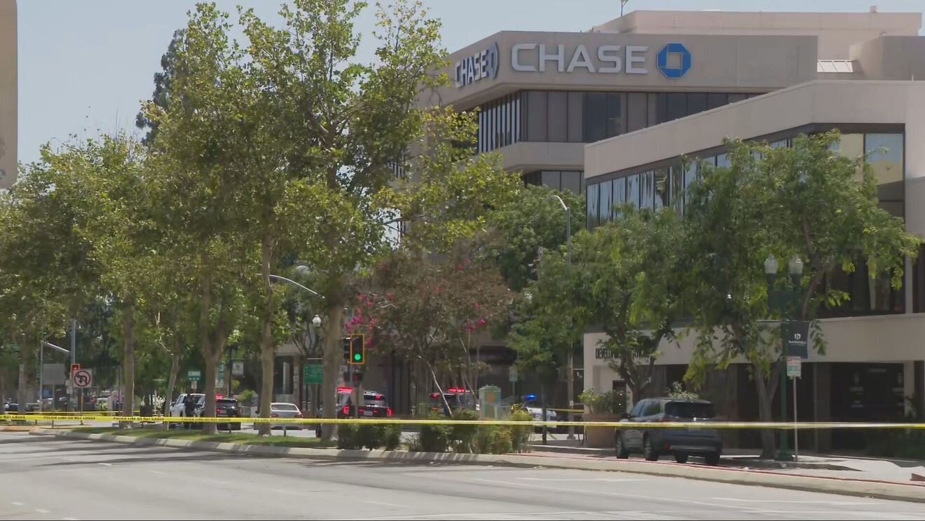 Police negotiate in hostage situation at Chase Bank amid bomb threat in downtown - KMPH