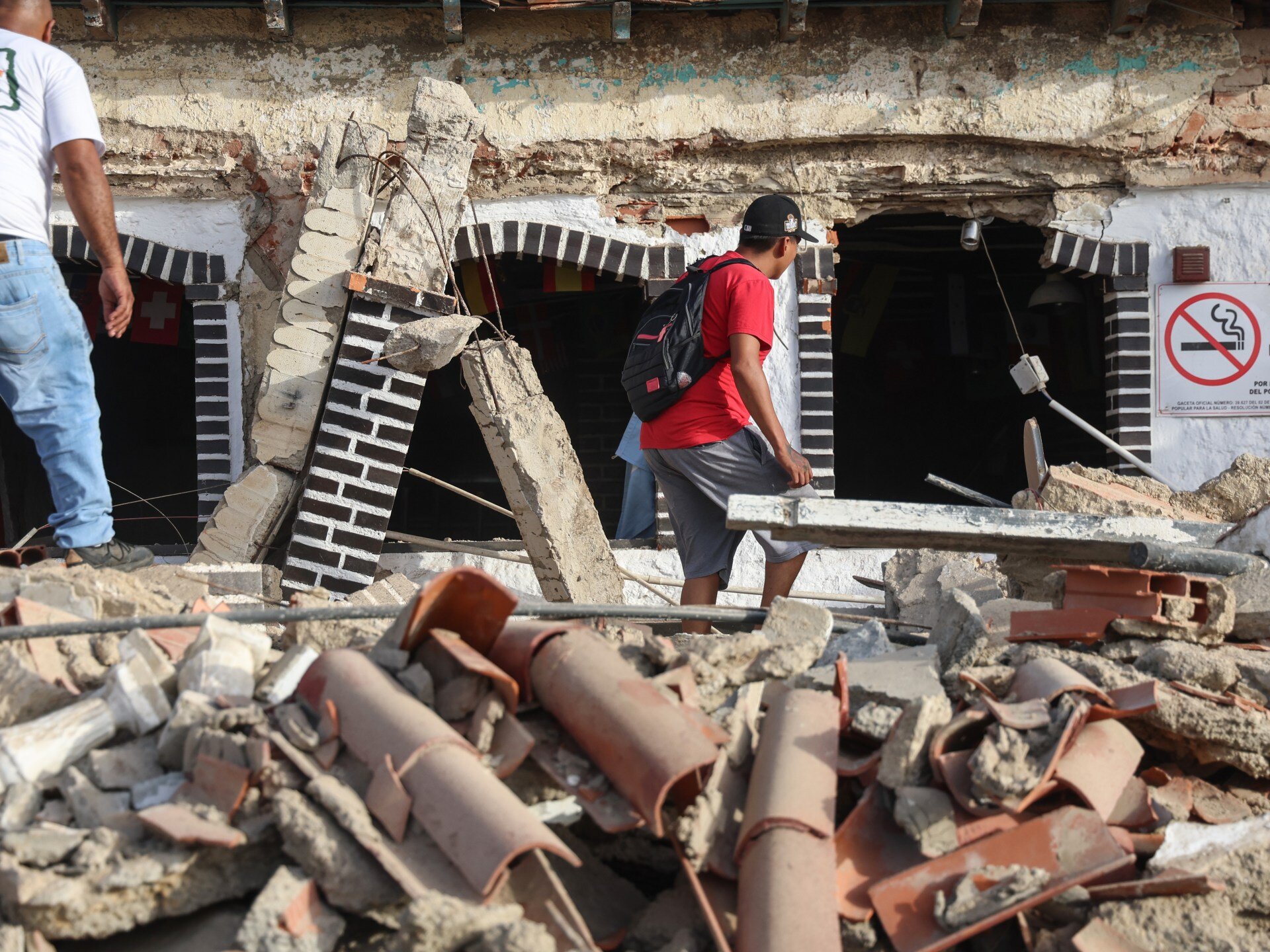 Venezuelans dig for earthquake survivors as 72-hour rescue window nears end - Al Jazeera