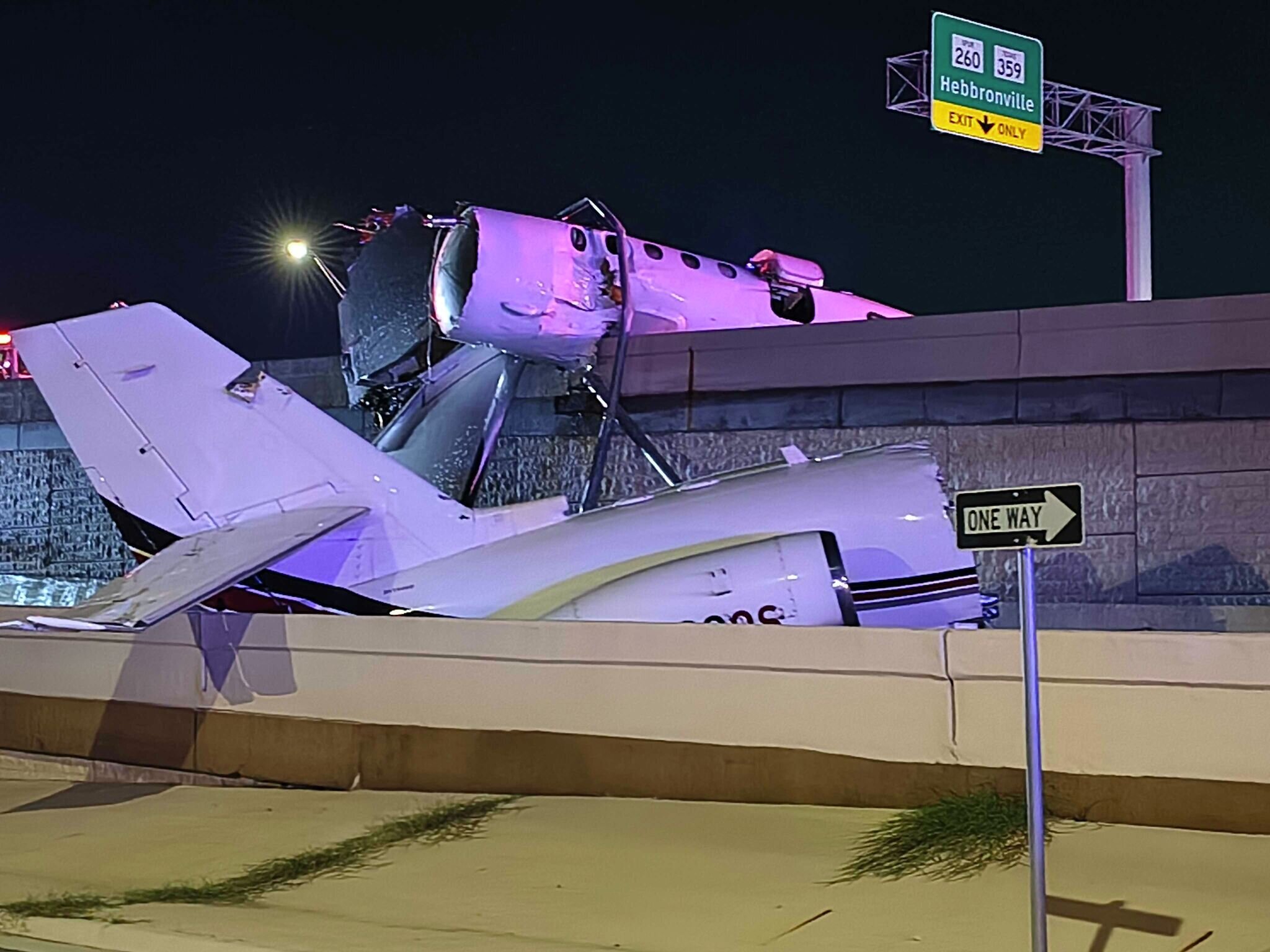 One confirmed death after plane carrying six crashes on Loop 20 in Laredo - Laredo Morning Times