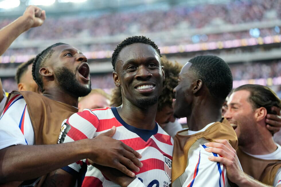 Folarin Balogun, who could have played for England or Nigeria, scores 2 for US in World Cup debut - AP News