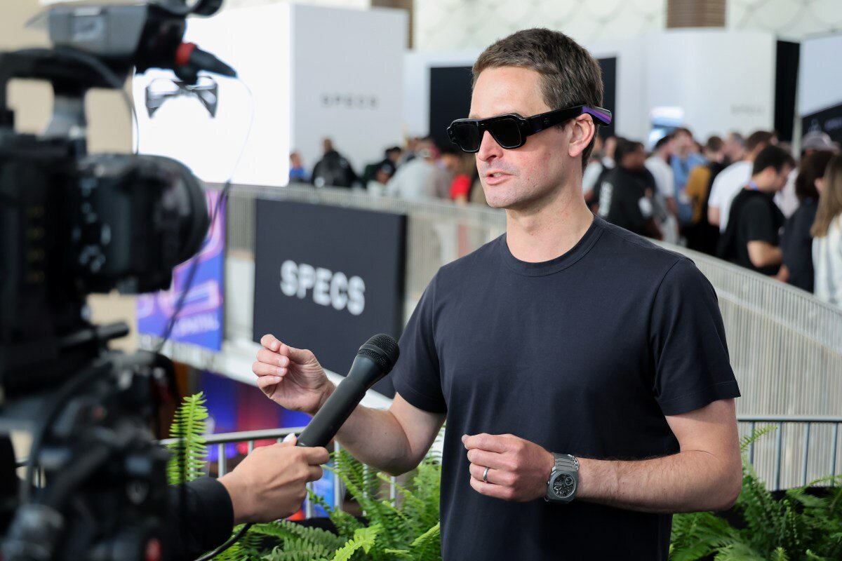 After unveiling ridiculously expensive AR glasses, Snap’s stock takes a dive - TechCrunch