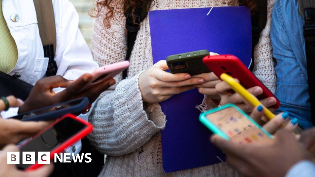 New social media restrictions will end 'system failing our kids', PM says - BBC