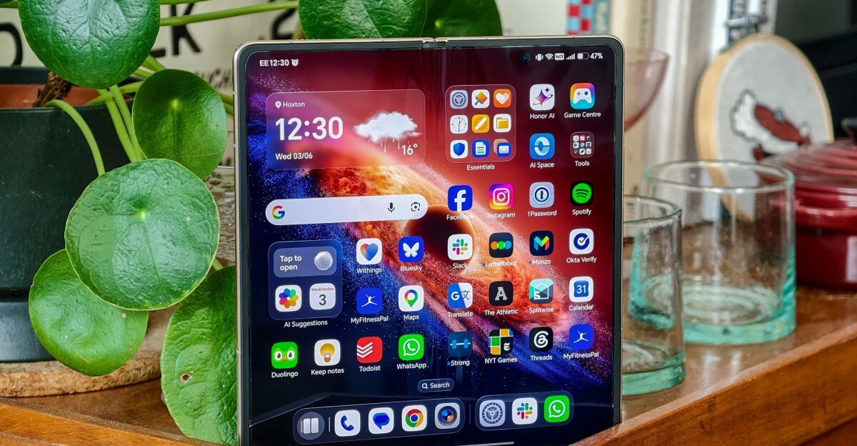 Honor’s Magic V6 sets three foldable firsts - The Verge