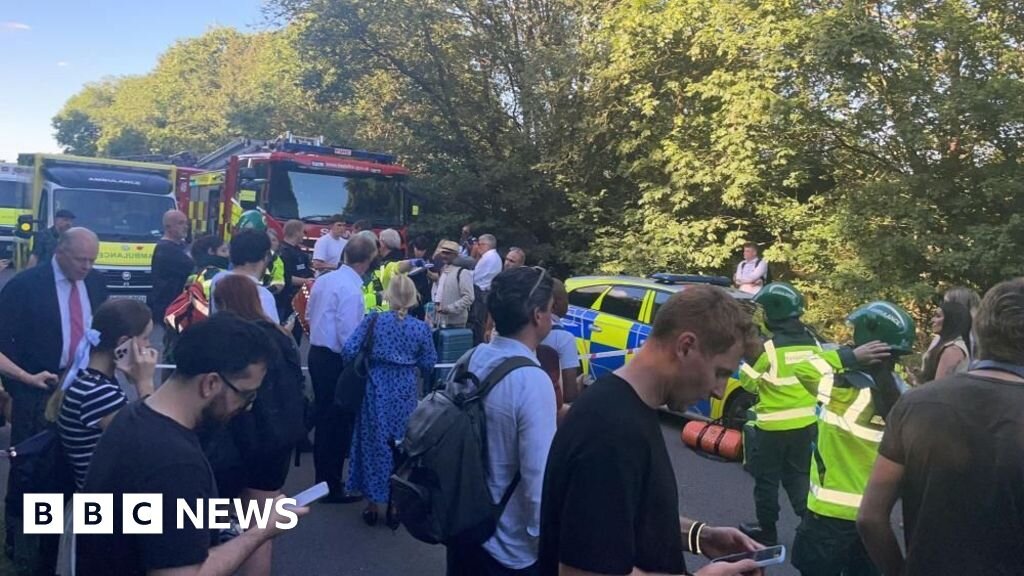 Bedford train crash: What we we know so far as police confirm at least one dead - BBC