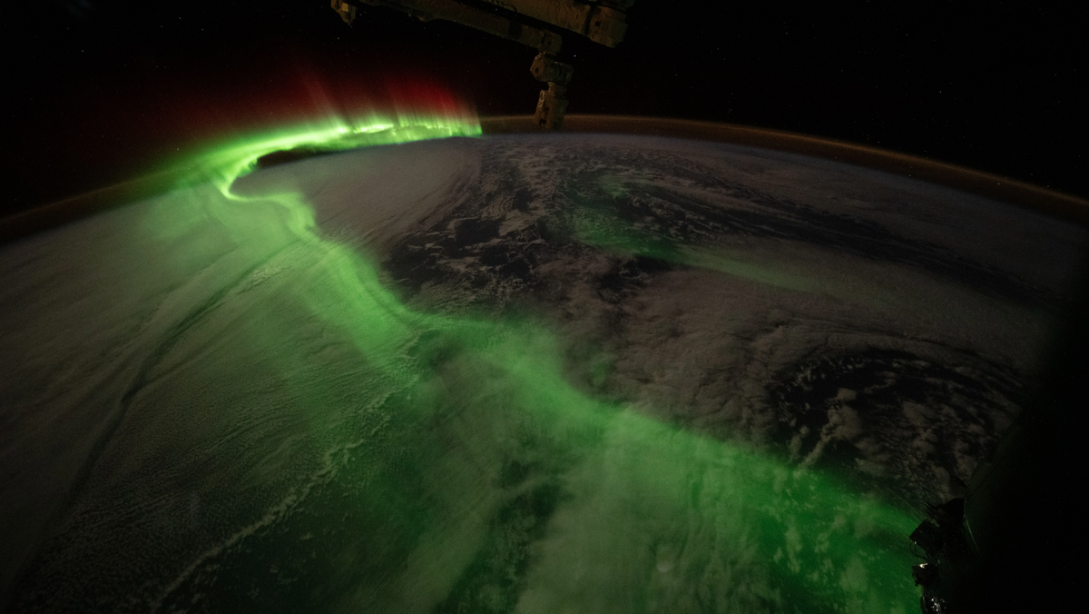 WATCH: A glowing aurora dances beneath the International Space Station, dazzling astronauts - KMBC