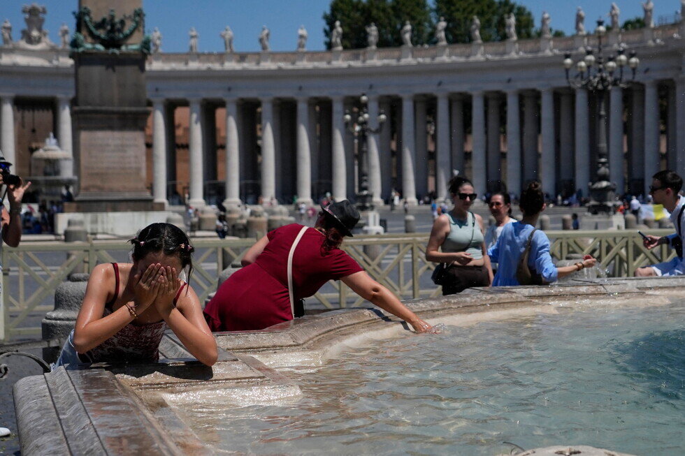 France records around 1,000 additional deaths as extreme heat breaks European records - AP News