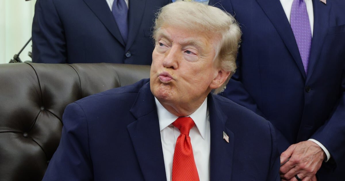Trump, 80, Gets Ultimate Birthday Humiliation on Fight Night - The Daily Beast