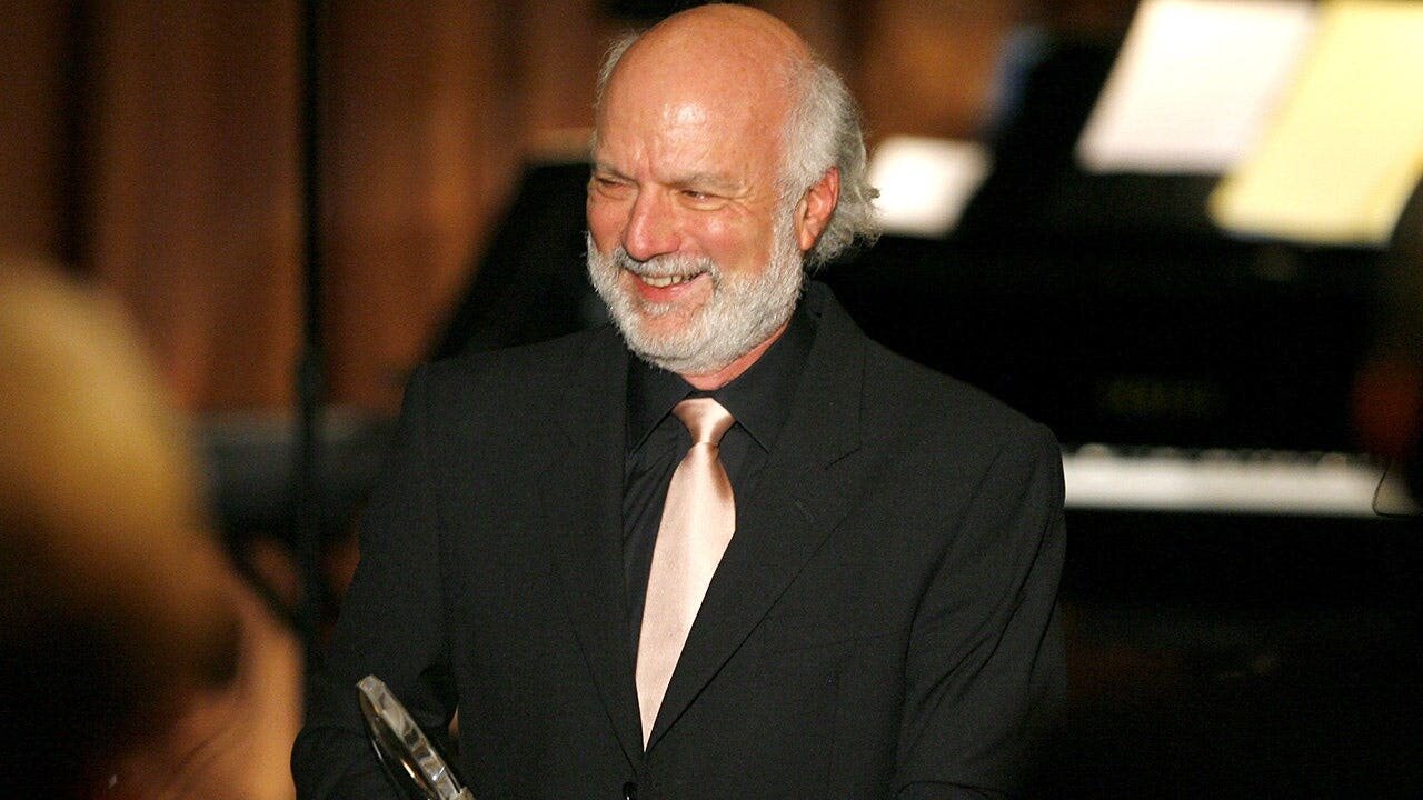 James Burrows, legendary Hollywood director behind 'Cheers,' 'Friends' and 'Will & Grace,' dies at 85 - Fox News