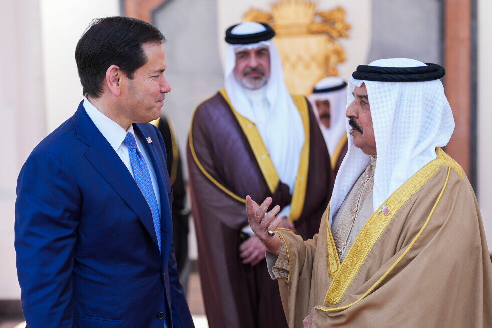 Iran attacks Bahrain and Kuwait following US strikes and threatens to halt talks to end the war - AP News