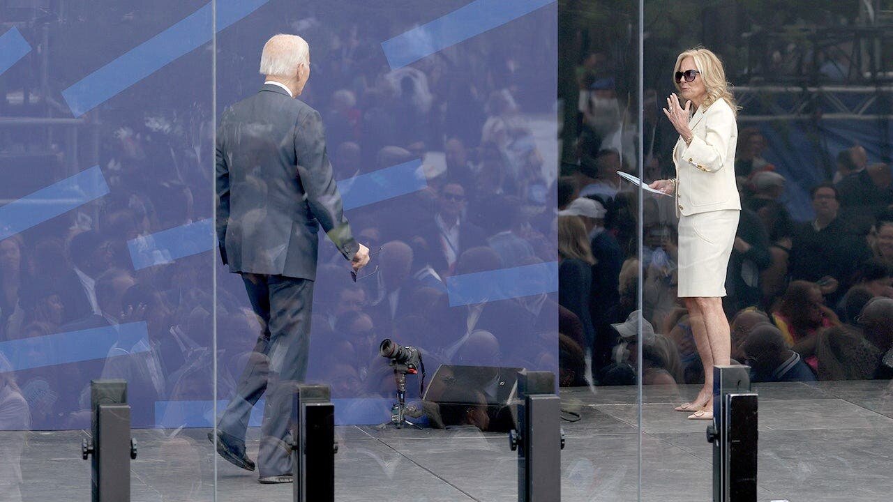 WATCH: Would-be second-term President Biden left searching for family on stage after Obama Center opening - Fox News