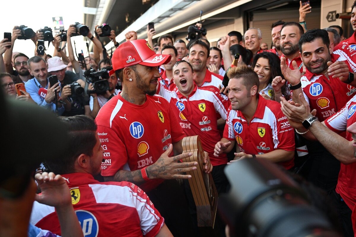 Lewis Hamilton's first Ferrari win leaves F1 fans in tears: "True masterclass" - Motorsport.com