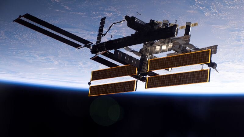 Spacecraft brings Russians, American back to earth - CNN