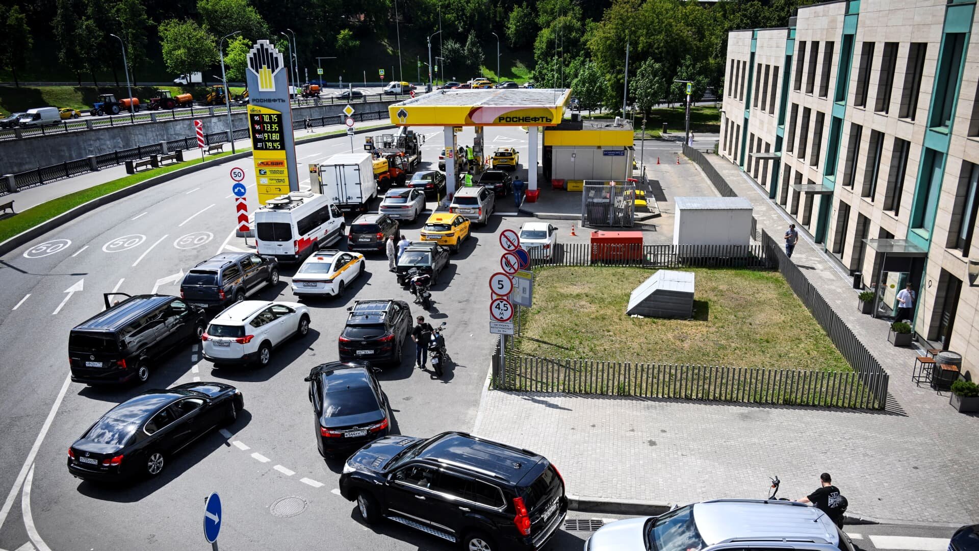 Ukraine escalates attacks on tankers near Crimea as Russian fuel shortages bite - CNBC