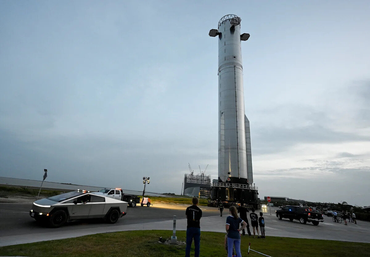 SpaceX stock on watch after hitting all-time low, dips below IPO price - Yahoo Finance