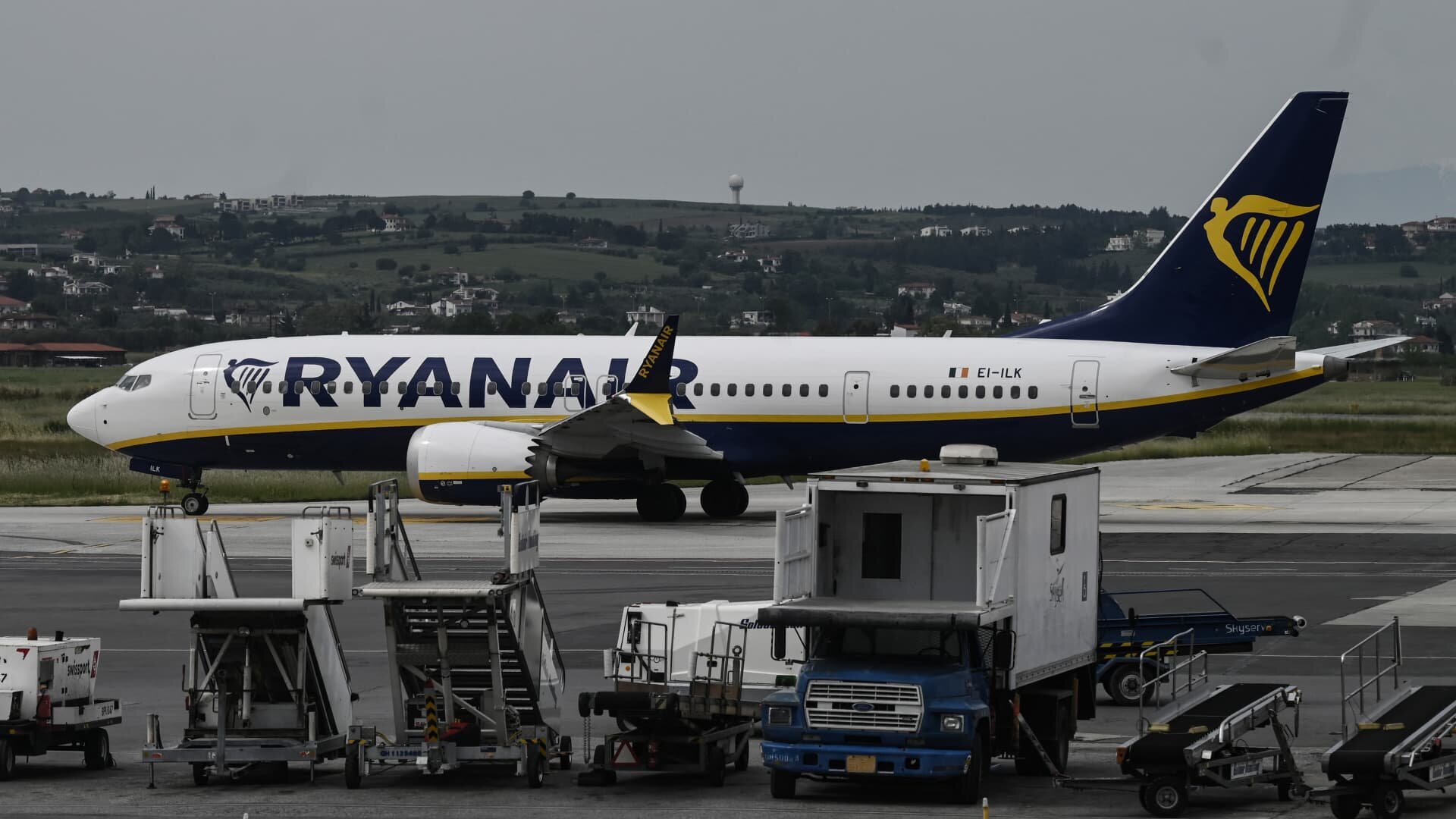 Ryanair profit slumps 34% as airlines brace for a 'difficult winter' amid Middle East crisis - CNBC