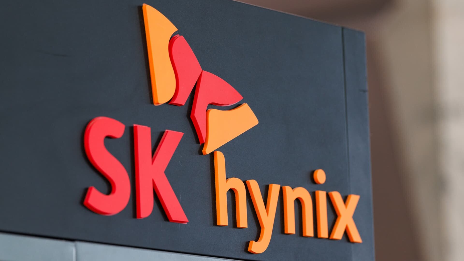 SK Hynix shares slide 10% in Seoul after stellar Nasdaq debut - CNBC