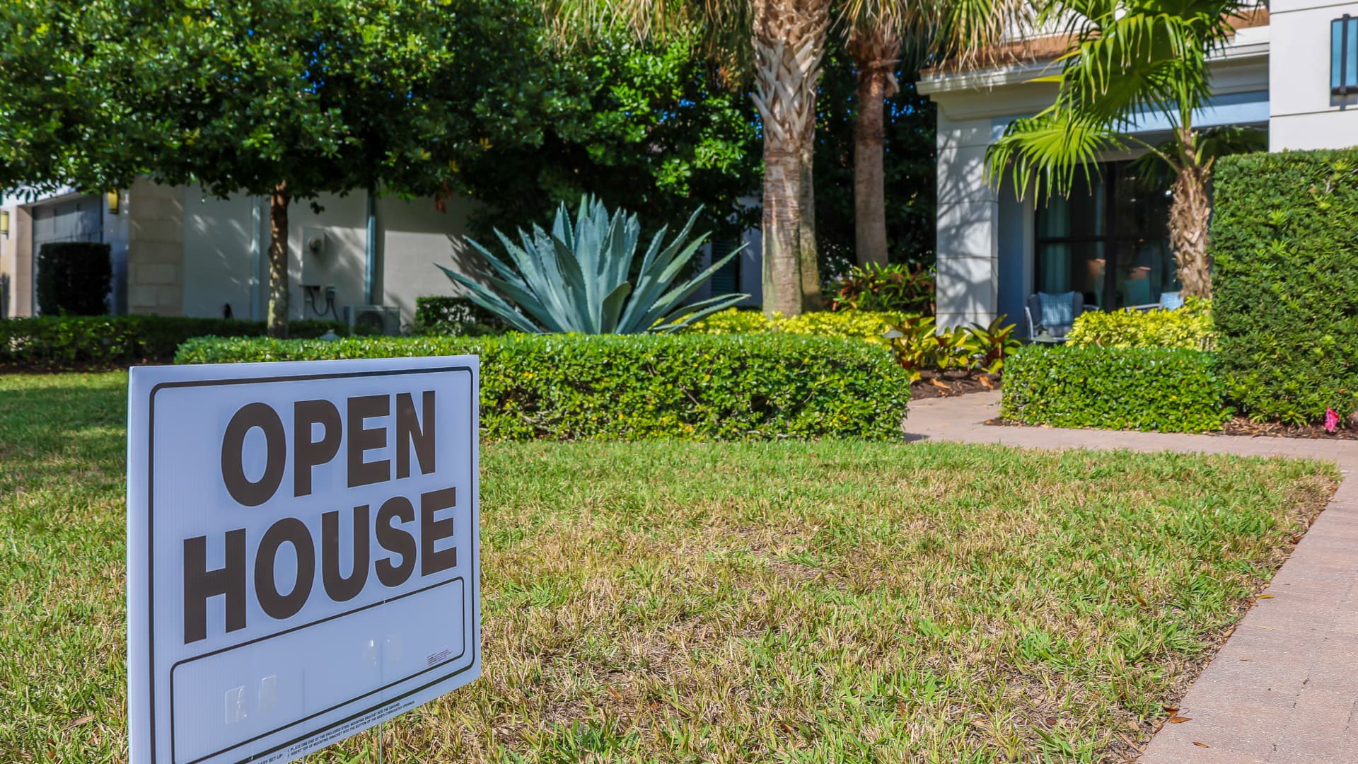 Far more real estate agents now report seeing a balanced market, CNBC Housing Market Survey finds - CNBC