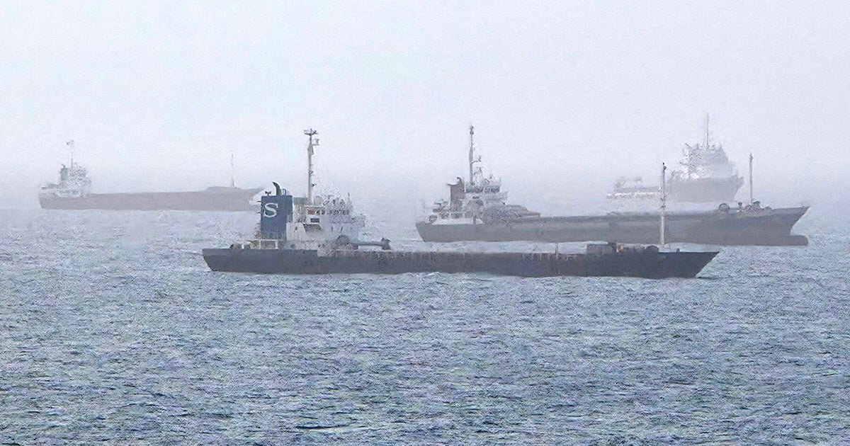 Live Updates: U.S.-Iran war appears to pause as Trump gives space for talks to end Strait of Hormuz standoff - CBS News