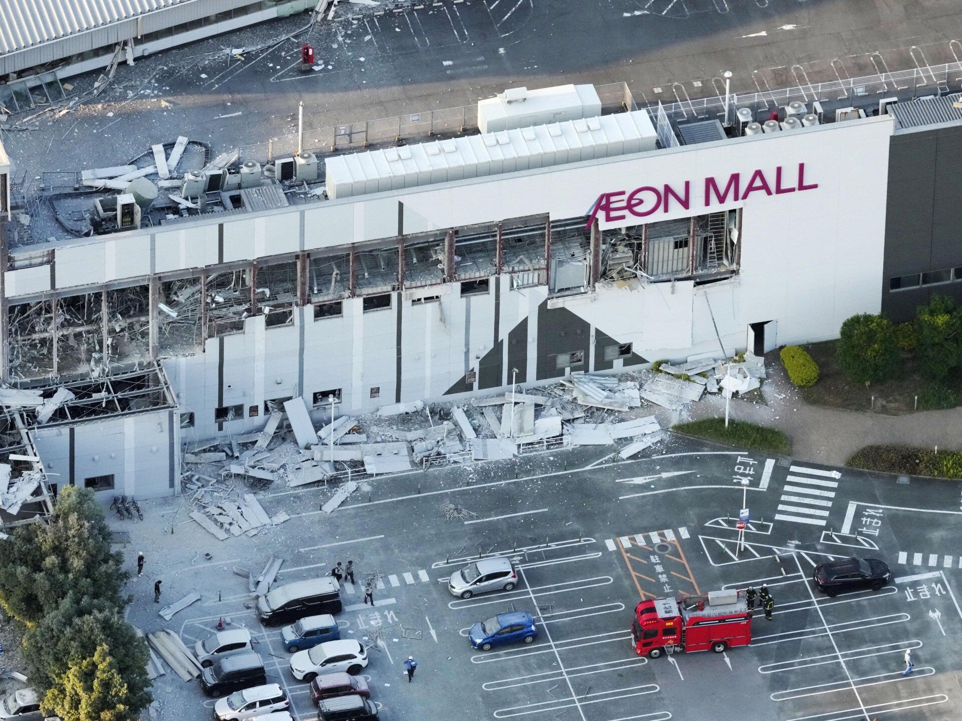 ‘Like volcanic ash falling’: Inside Aeon mall after Japan’s earthquake - Al Jazeera