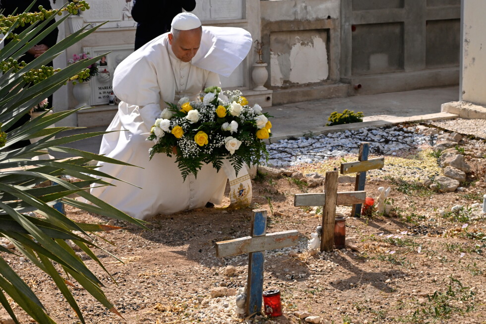 Pope visits US ambassador on July 4 after prayers at Lampedusa cemetery for migrant victims - AP News