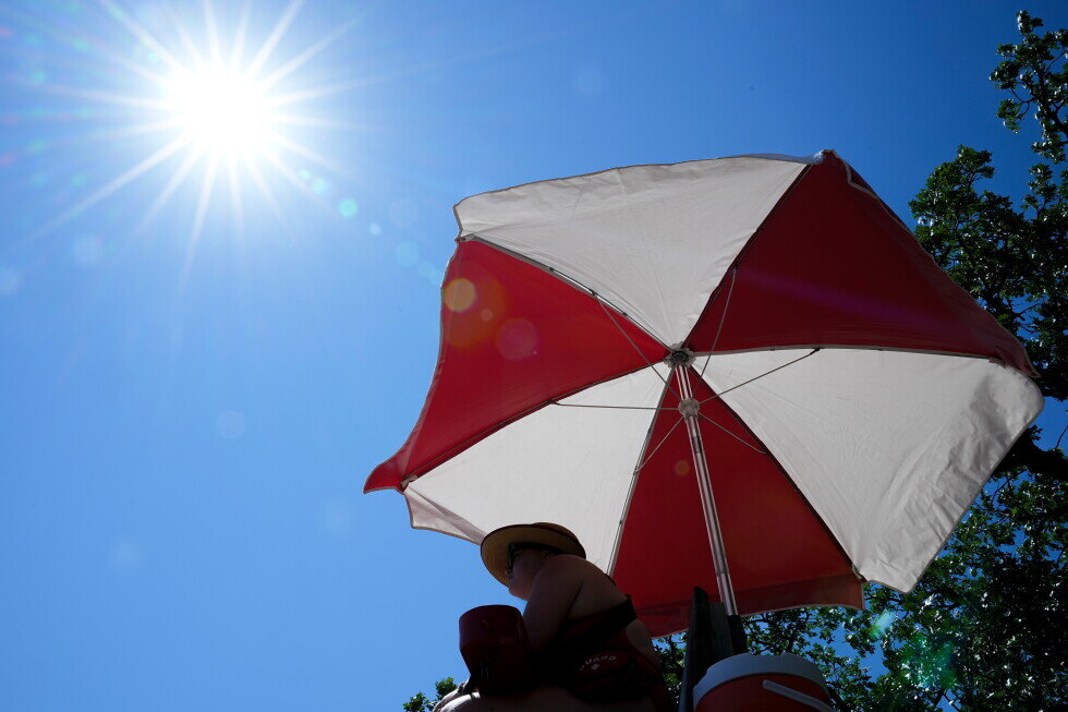 Sweltering heat wave grips central and southern US for a second straight day - AP News