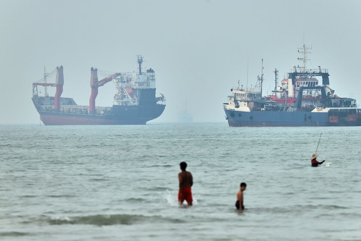 Iran-Oman Talks Focused on Restarting Hormuz Shipping Traffic - Bloomberg.com