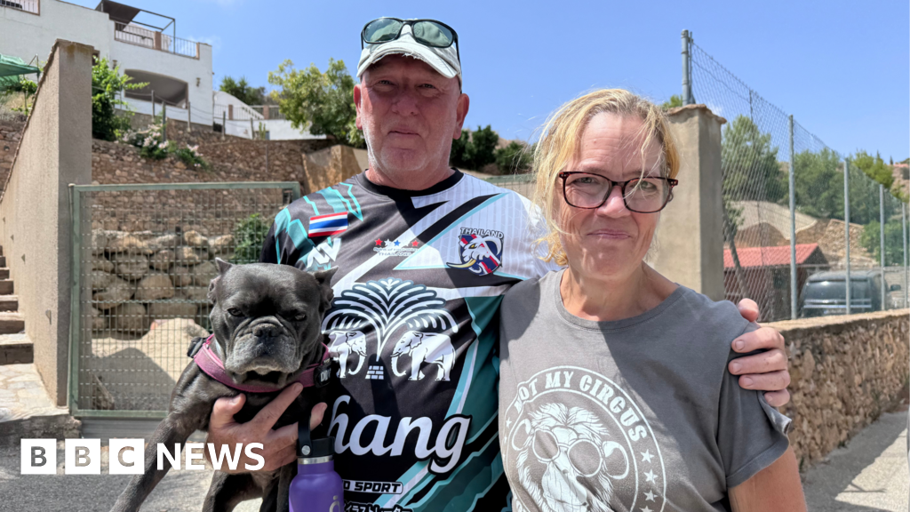 British couple return to village at heart of deadly Spanish wildfire - BBC