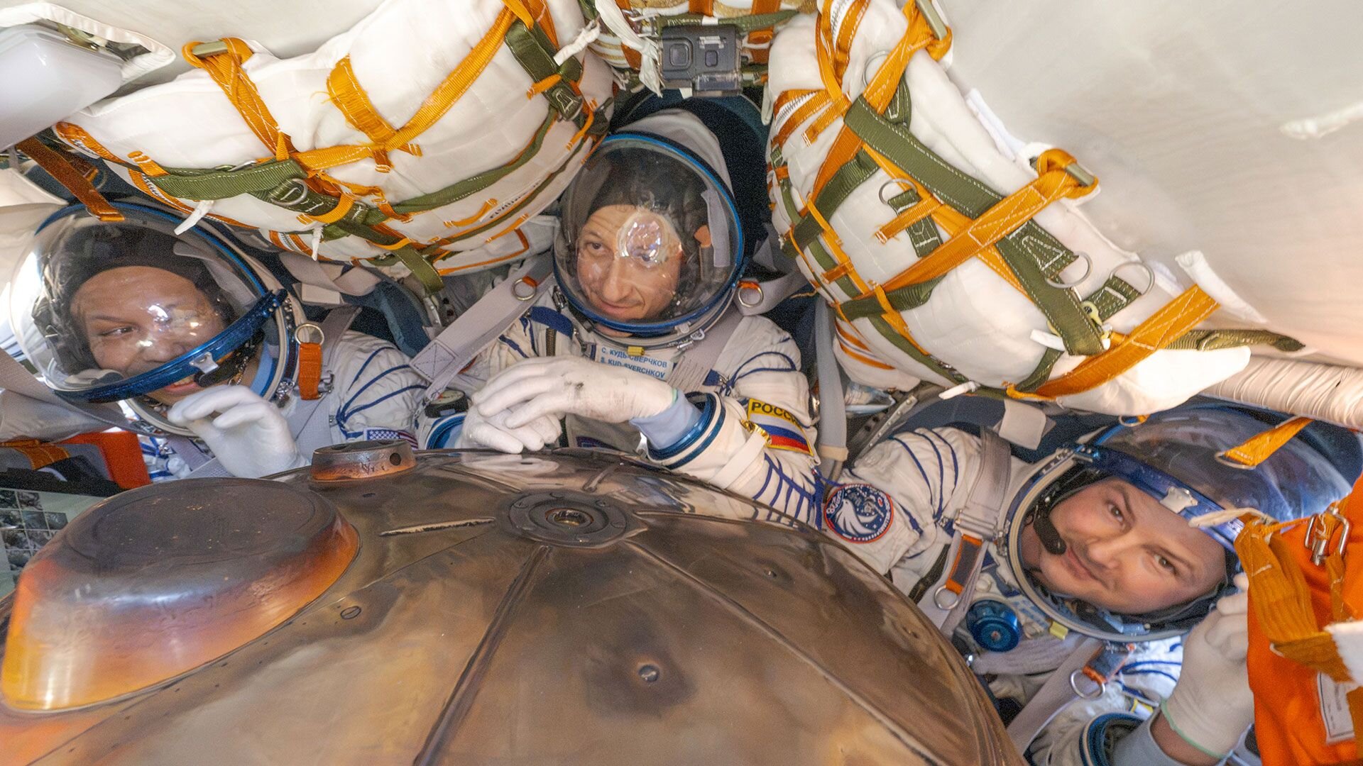 NASA astronaut, 2 cosmonauts return to Earth after 241 days on space station - space.com