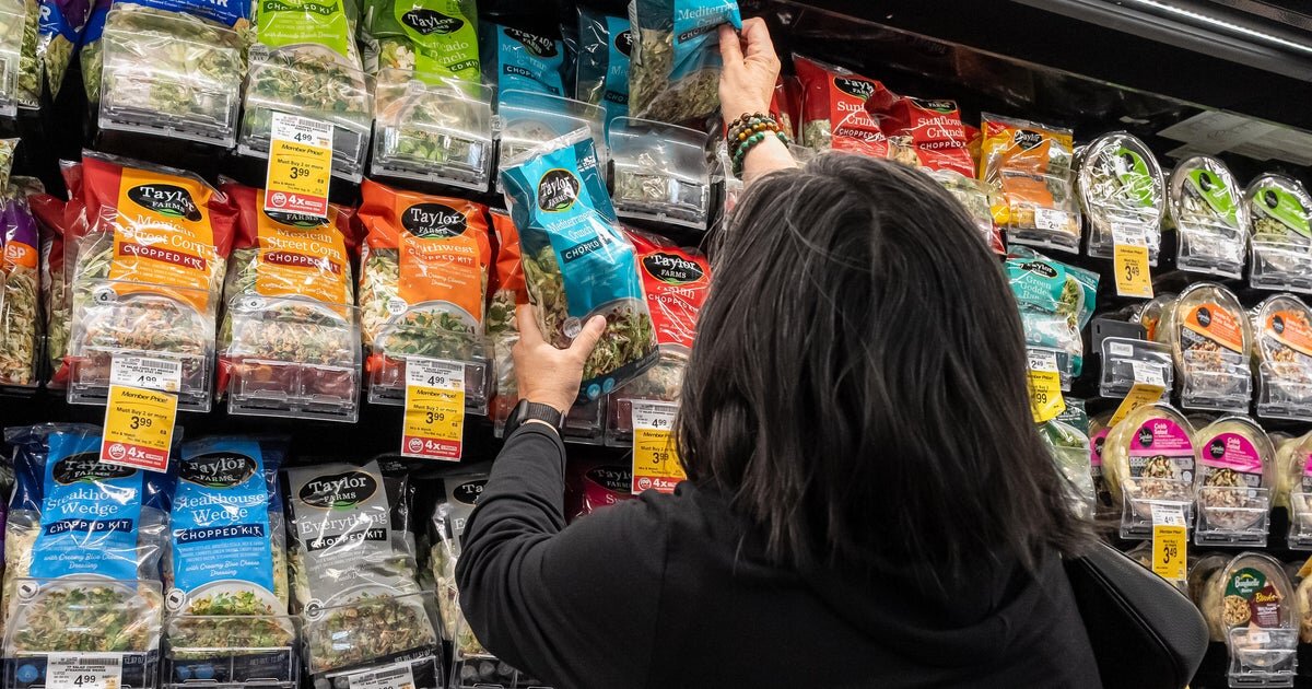 Cyclospora outbreak dubbed "lettuce-gate" as concerns over parasitic illness spread across U.S. - CBS News